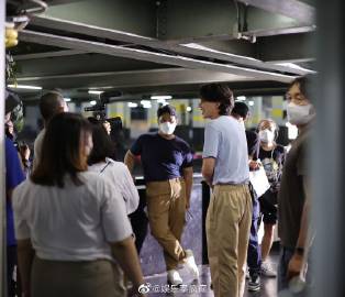 Gulf Kanawut与表演导师Mon合作获赞表现认真 私下举止得体被曝光好评