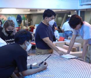 Gulf Kanawut与表演导师Mon合作获赞表现认真 私下举止得体被曝光好评