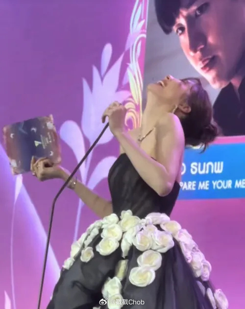 Orm Kornnaphat颁奖典礼举动引争议 网友分成两派激辩