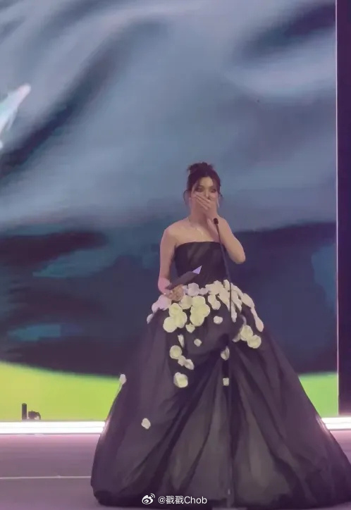 Orm Kornnaphat颁奖典礼举动引争议 网友分成两派激辩