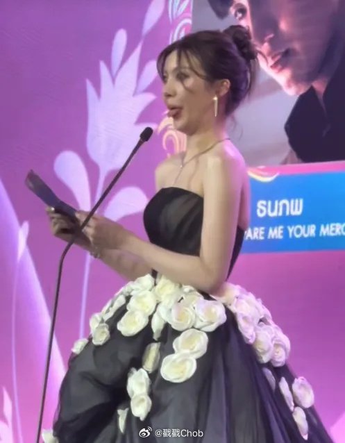 Orm Kornnaphat颁奖典礼举动引争议 网友分成两派激辩