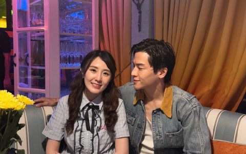 March甜蜜为女友庆生 高调告白：我会听话的噢~