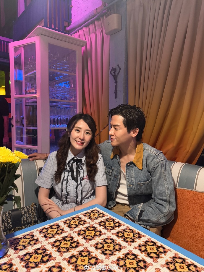 March甜蜜为女友庆生 高调告白：我会听话的噢~