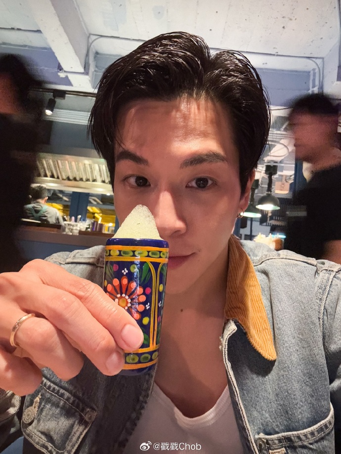 March甜蜜为女友庆生 高调告白：我会听话的噢~