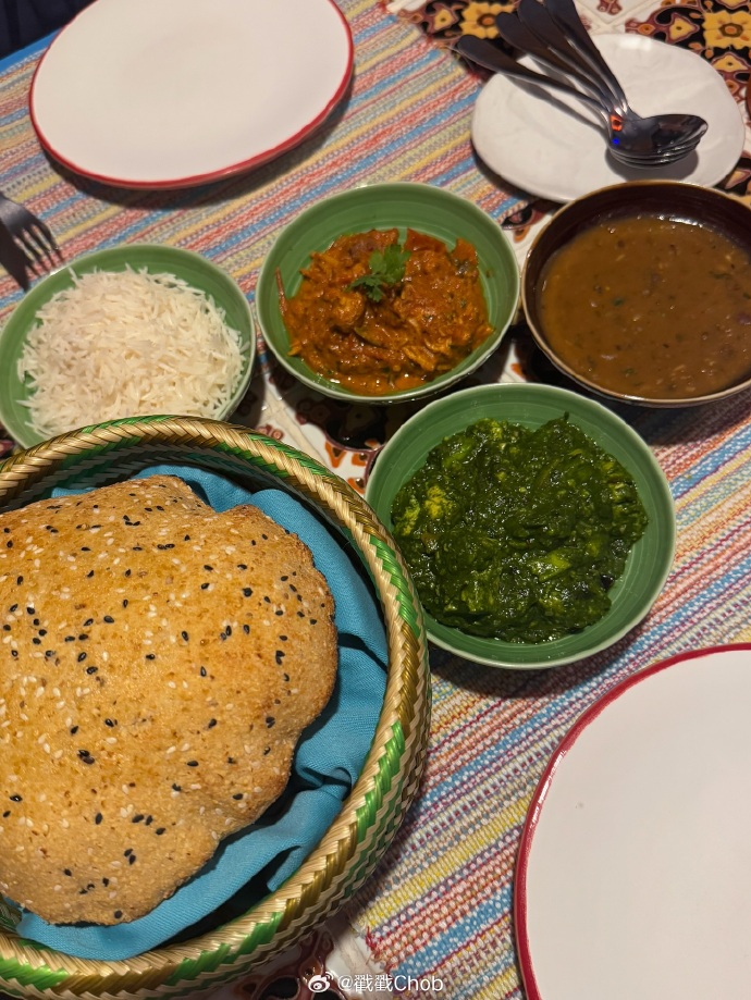 March甜蜜为女友庆生 高调告白：我会听话的噢~