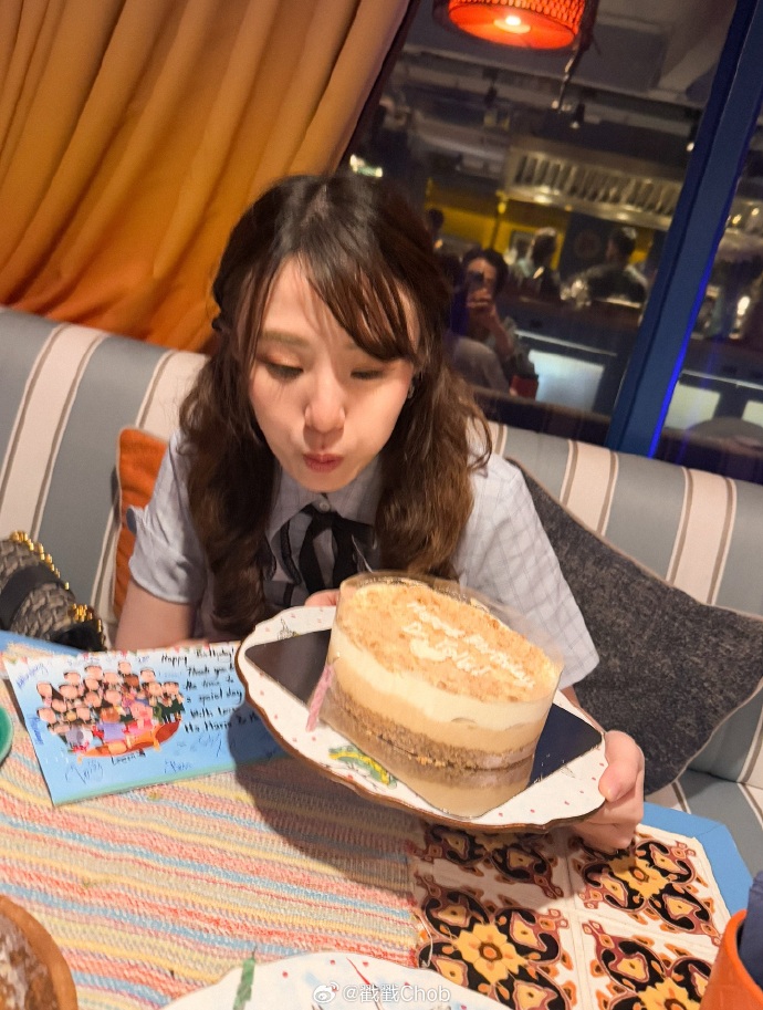 March甜蜜为女友庆生 高调告白：我会听话的噢~