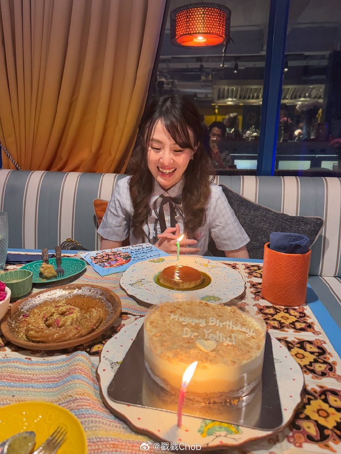 March甜蜜为女友庆生 高调告白：我会听话的噢~