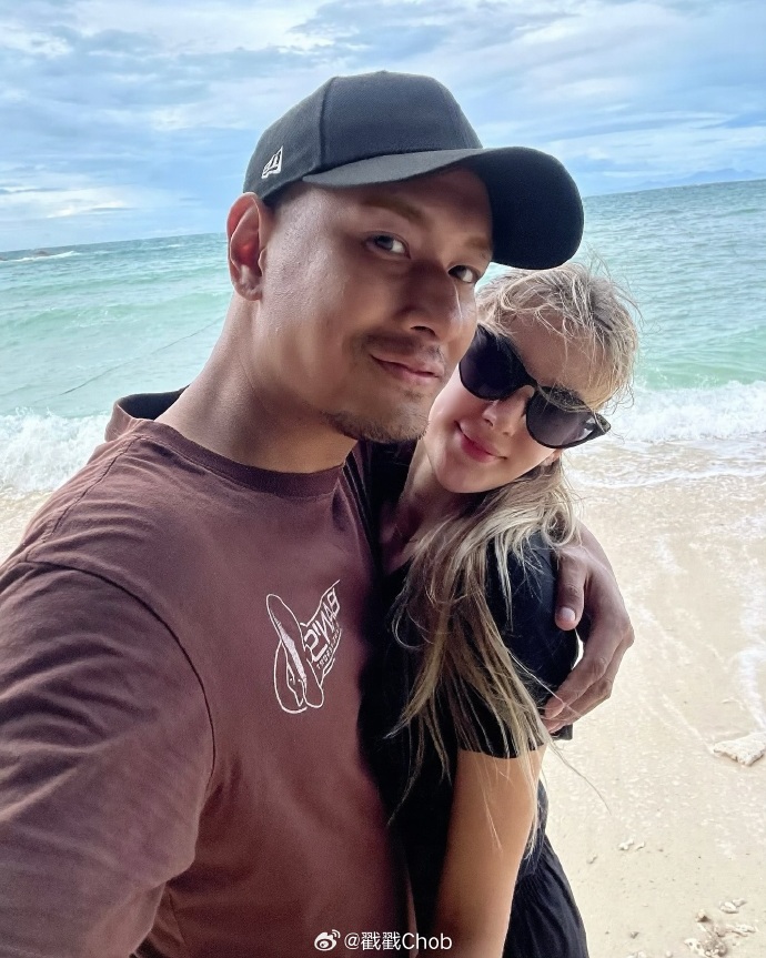 妻子悼念已故丈夫Om逝世一周年 深情告白惹人泪目