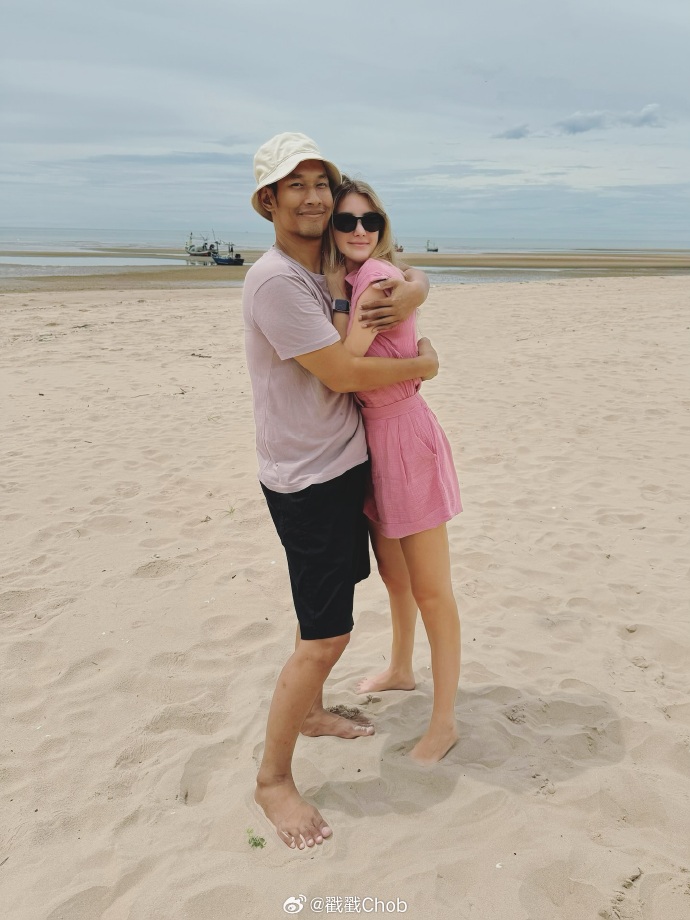 妻子悼念已故丈夫Om逝世一周年 深情告白惹人泪目