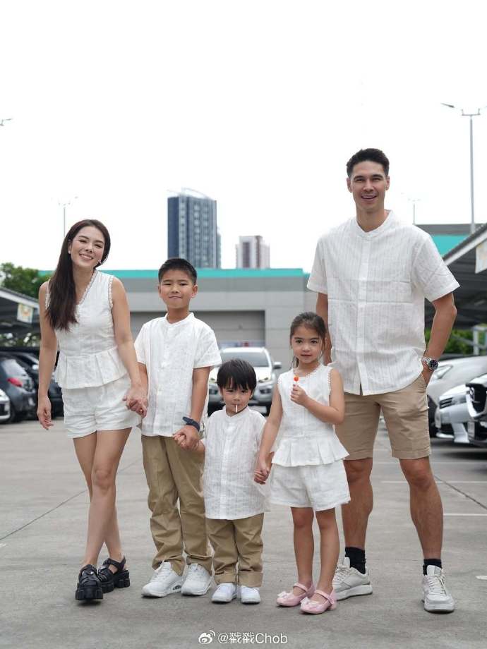 一家五口温馨亮相 Matthew&Lydia呼吁多支持本土旅游