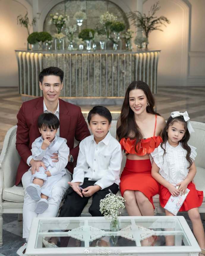 一家五口温馨亮相 Matthew&Lydia呼吁多支持本土旅游