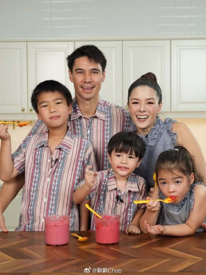 一家五口温馨亮相 Matthew&Lydia呼吁多支持本土旅游