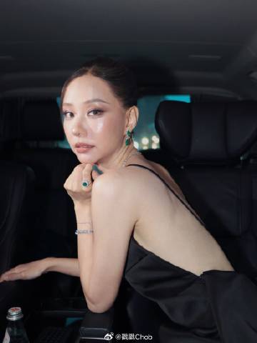 Toey Jarinporn回应James Jirayu喜讯 承认与圈外男性交谈中