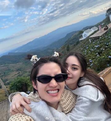 Golf Pichaya公开谈恋情 与设计师女友感情稳定