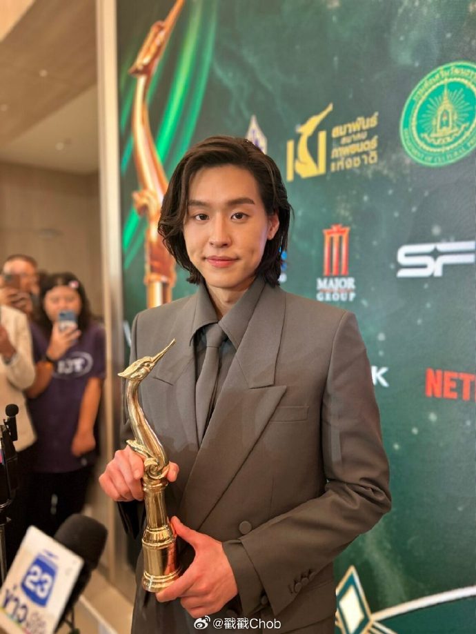 金天鹅奖影帝到手 Billkin Putthipong谦虚回应：是大家给的机会