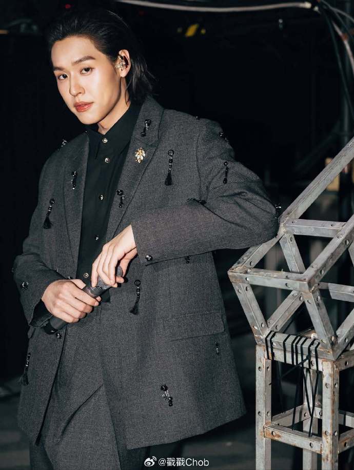 金天鹅奖影帝到手 Billkin Putthipong谦虚回应：是大家给的机会