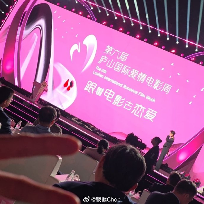 Pong中国出席电影节 遭遇暴雨秒变“落汤帅哥”