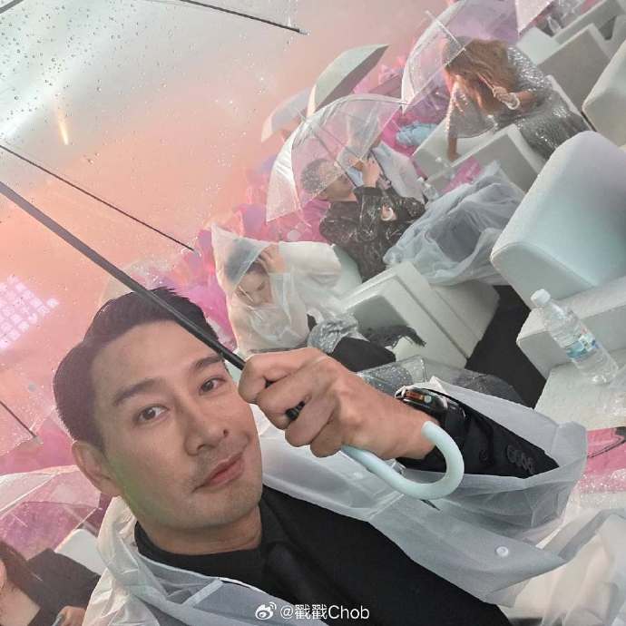 Pong中国出席电影节 遭遇暴雨秒变“落汤帅哥”