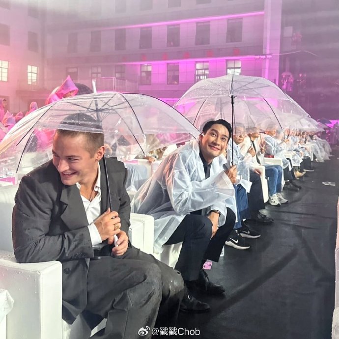 Pong中国出席电影节 遭遇暴雨秒变“落汤帅哥”