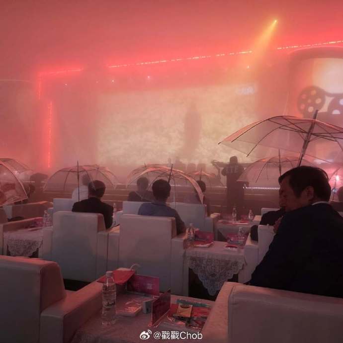 Pong中国出席电影节 遭遇暴雨秒变“落汤帅哥”