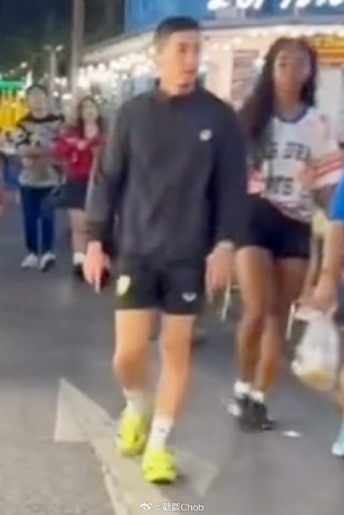 神秘女伴是谁 Tono Pakin携美女逛街被拍