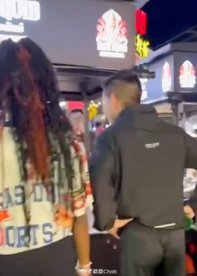 神秘女伴是谁 Tono Pakin携美女逛街被拍