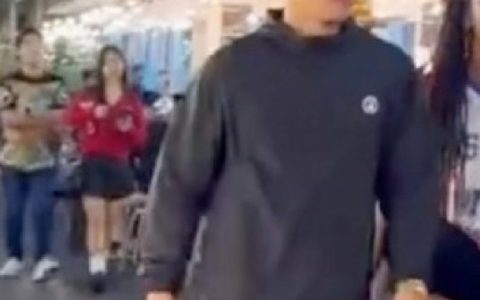 神秘女伴是谁 Tono Pakin携美女逛街被拍