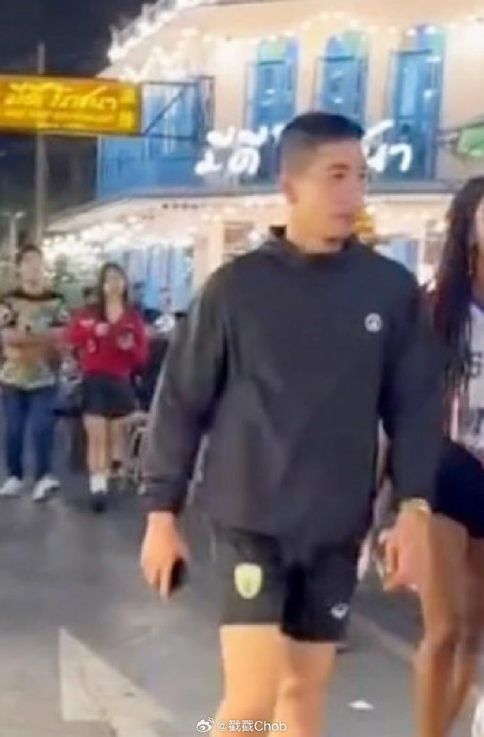 神秘女伴是谁 Tono Pakin携美女逛街被拍