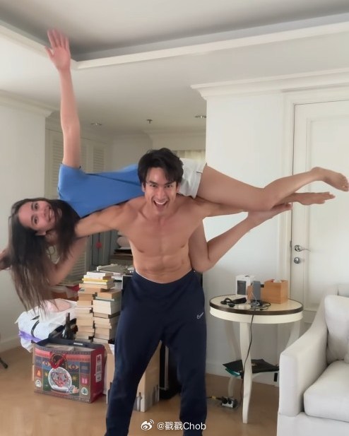 八块腹肌认证！Yaya害羞承认日常亲吻超10次