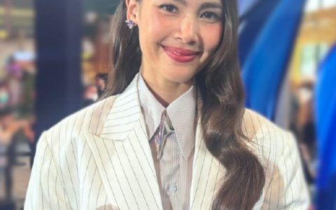 八块腹肌认证！Yaya害羞承认日常亲吻超10次