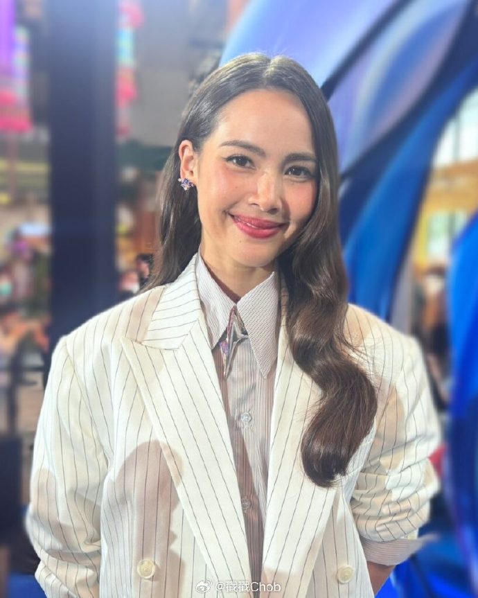 八块腹肌认证！Yaya害羞承认日常亲吻超10次