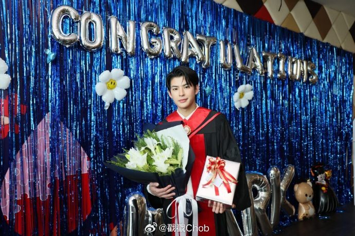 Mark Pakin兼顾学业与演艺 成功完成硕士学业