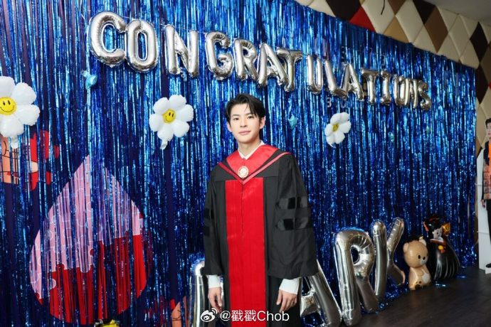 Mark Pakin兼顾学业与演艺 成功完成硕士学业