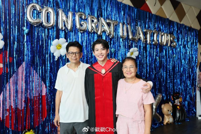 Mark Pakin兼顾学业与演艺 成功完成硕士学业