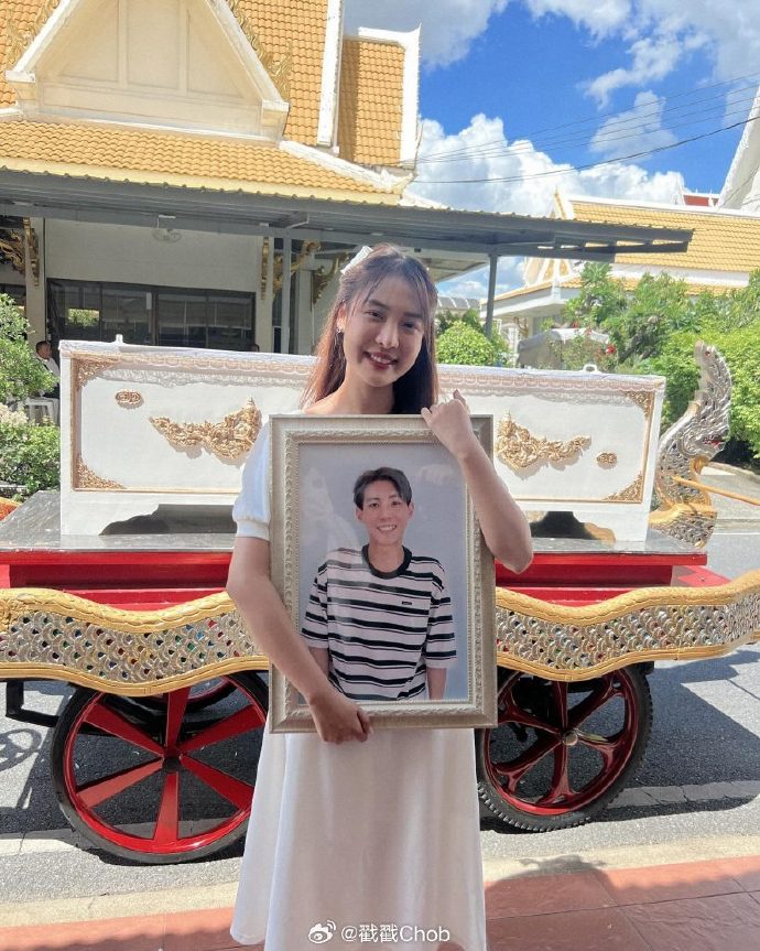 百合剧女星悼念男友 遭舆论夹击