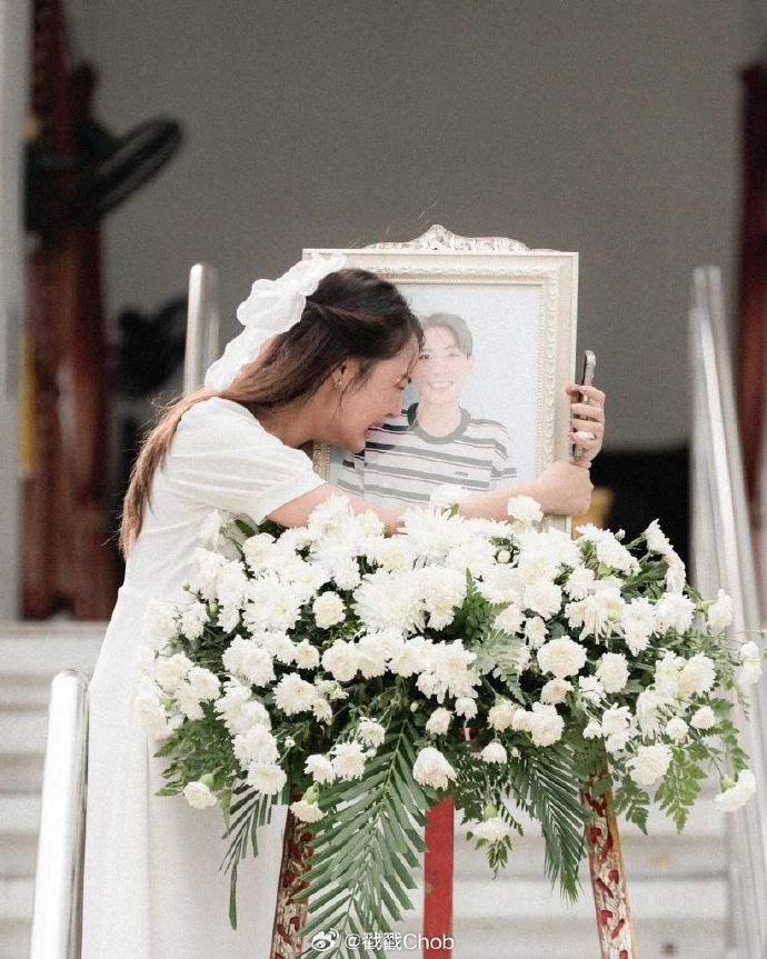 百合剧女星悼念男友 遭舆论夹击