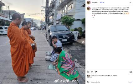 Tono Pakin迎39岁生日 低调与母亲布施祈福