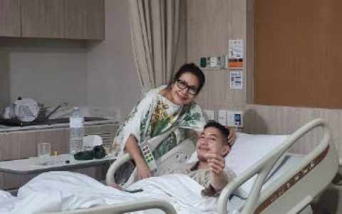 Tono Pakin迎39岁生日 低调与母亲布施祈福