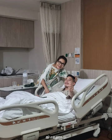 Tono Pakin迎39岁生日 低调与母亲布施祈福