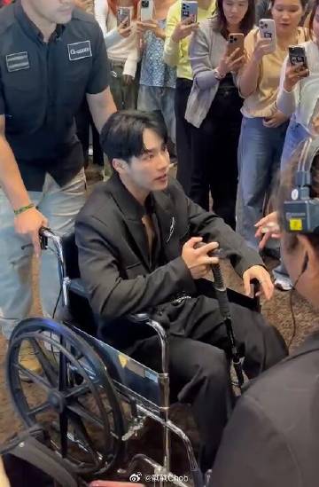 War Wanarat术后现身 谈首次手术经历