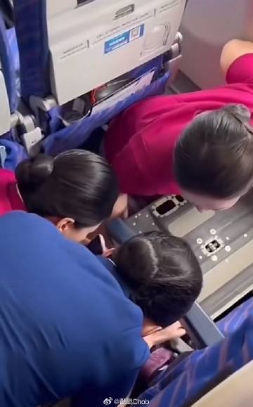 Pim Pimprapa机上丢耳机惹争议 网友两极化热议