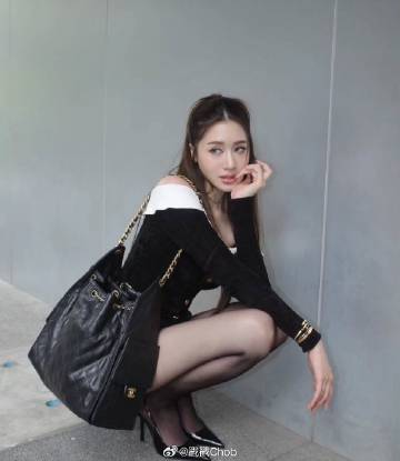 Pim Pimprapa机上丢耳机惹争议 网友两极化热议