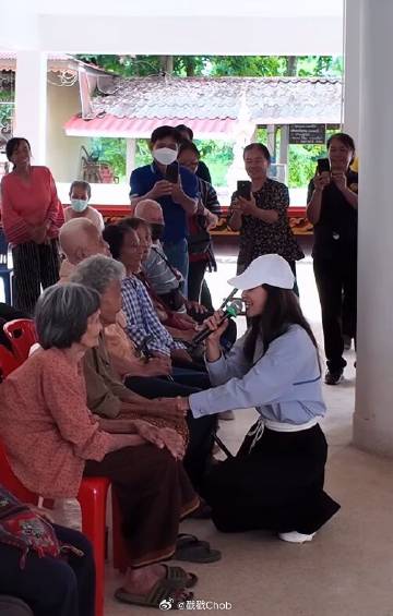 百年洪水重创泰国北部 Anne Thongprasom亲自带队送温暖