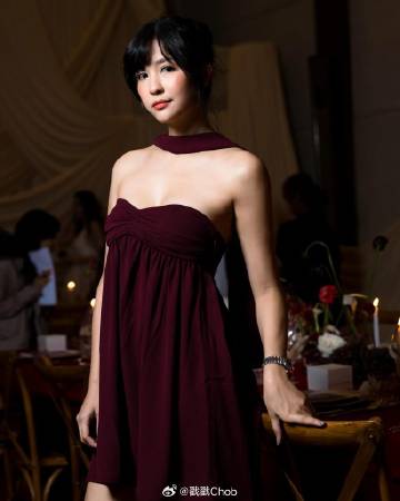 警方拦查爆冲突 Marie Broenner当街大喊“我要尿尿”成网络笑柄