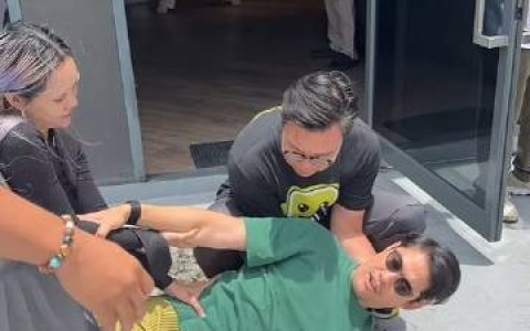 Woody滑倒画面曝光！瞬间吓坏工作人员