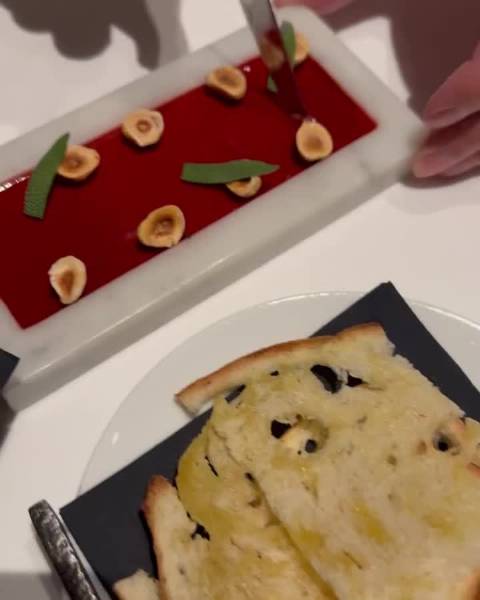 Mew Suppasit霸气送 99 朵玫瑰!甜蜜庆祝与Tul Pakorn三周年恋情