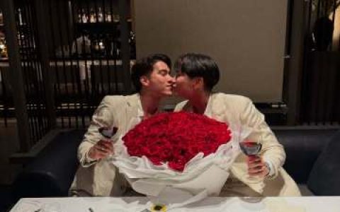 Mew Suppasit霸气送 99 朵玫瑰！甜蜜庆祝与Tul Pakorn三周年恋情