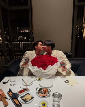 Mew Suppasit霸气送 99 朵玫瑰!甜蜜庆祝与Tul Pakorn三周年恋情