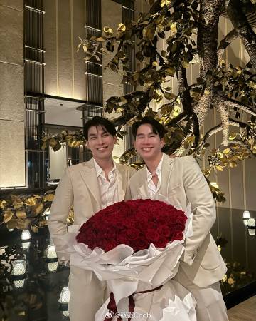 Mew Suppasit霸气送 99 朵玫瑰!甜蜜庆祝与Tul Pakorn三周年恋情