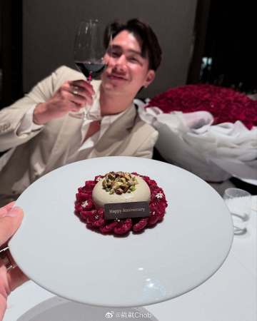 Mew Suppasit霸气送 99 朵玫瑰!甜蜜庆祝与Tul Pakorn三周年恋情